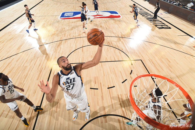 在与活塞的 在与活塞的